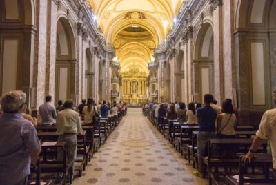 100% History and architecture of Buenos Aires - Meeting at the Pyramid of May, black umbrella included