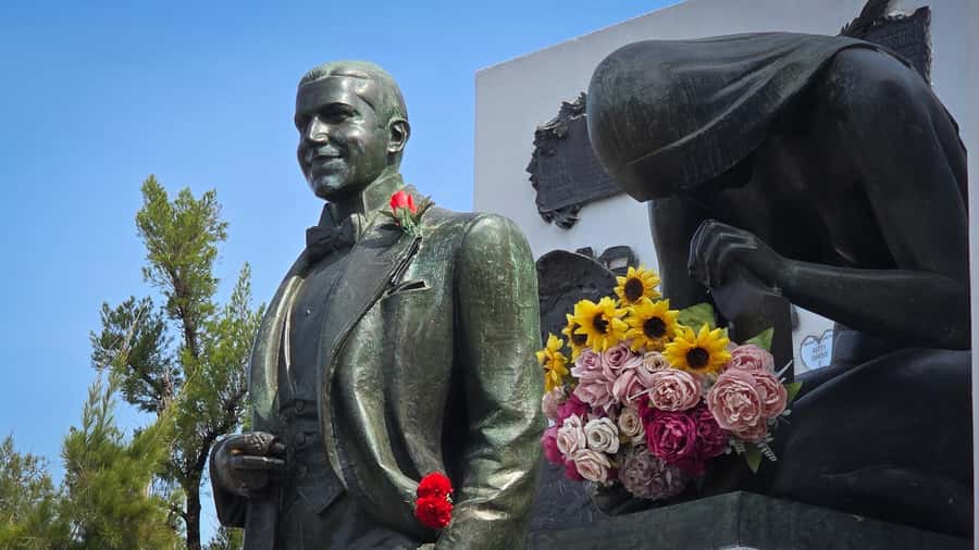 Buenos Aires: Chacarita, The Largest Cemetery In Argentina - Quick Stops with Serious Payoff: Newbery and Other Major Monuments