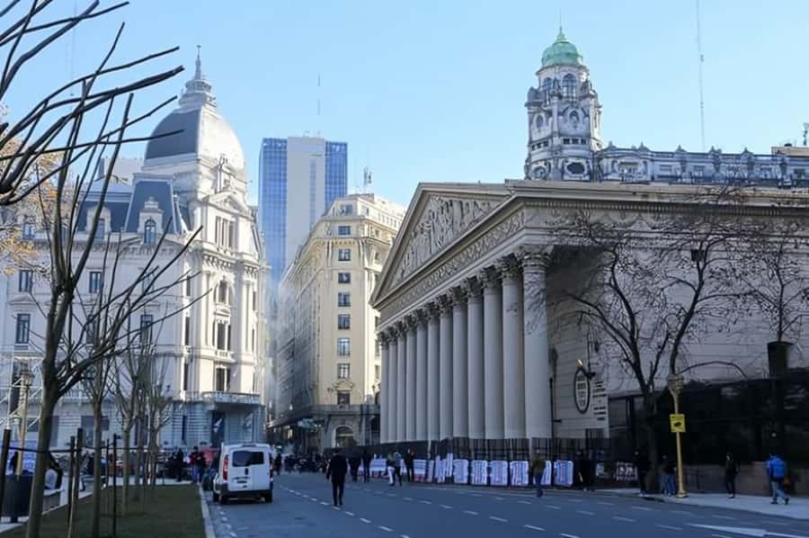 Buenos Aires : Highlights Walking Tour With A Guide - Starting Point at Che Juan Hostel BA: how the 3-hour format works