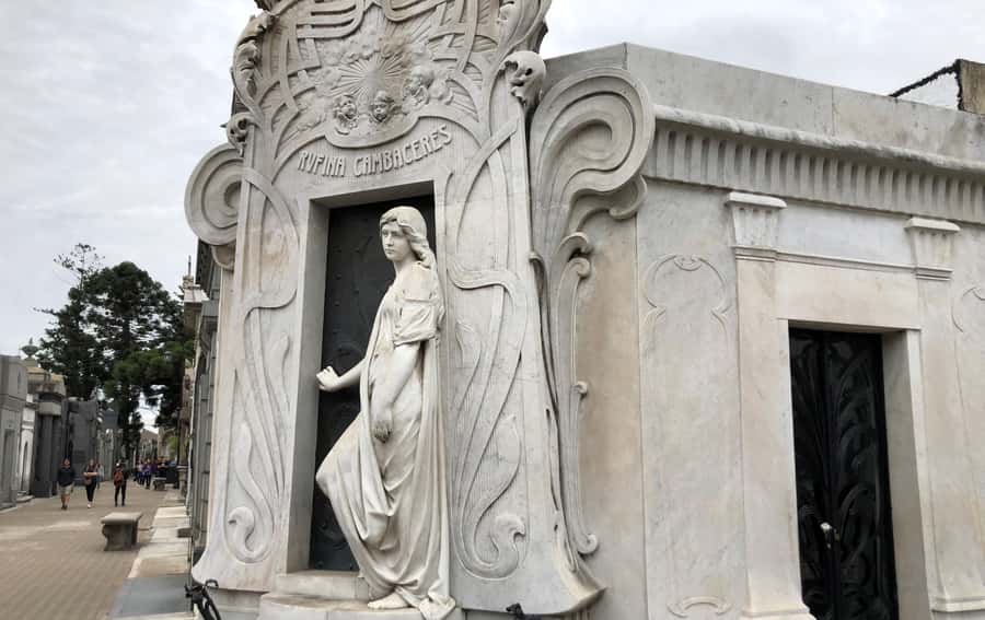 Buenos Aires: La Recoleta Cemetery Guided Tour in English - Group Size, Guide Styles, and What to Expect From the Storytelling
