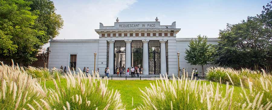 Buenos Aires: Private Recoleta Cemetery Walking Guided Tour - Recoleta Palaces and Landmark Views: Where Photos Become Context
