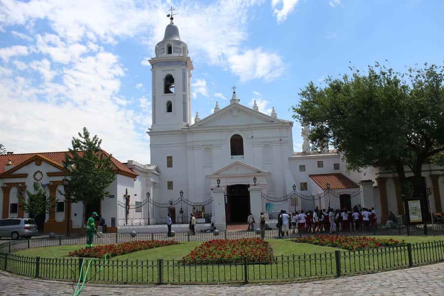 Buenos Aires: Recoleta Neighborhood Walking Tour - The cemetery visit and Eva Perón’s crypt: more than a photo stop