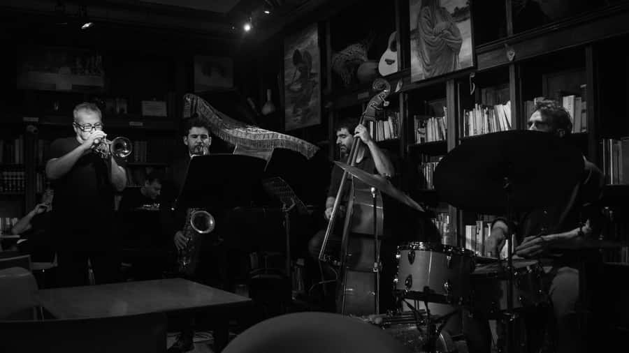 Recoleta Walking Tour and Live Jazz Show - Arroyo Street and Avenida 9 de Julio: the city changes under your feet