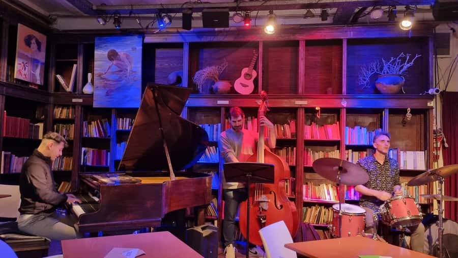 Recoleta Walking Tour and Live Jazz Show - The jazz club payoff: intimate music, classy vibe