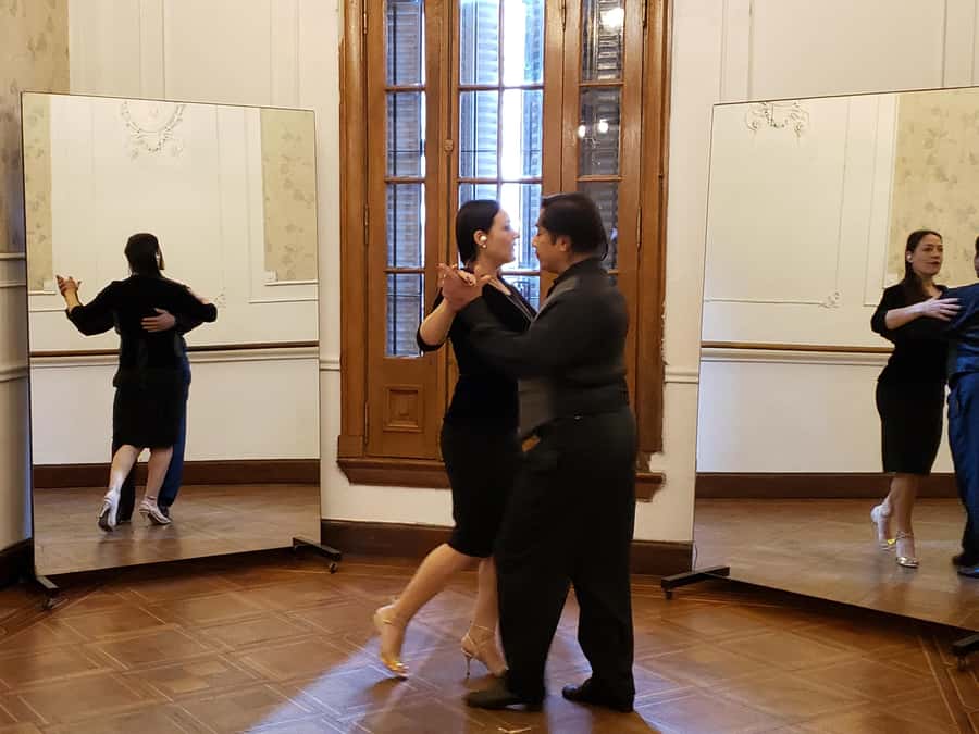 Tango Lesson in Buenos Aires with professional dancers - Meeting your instructors: ring the doorbell and get oriented