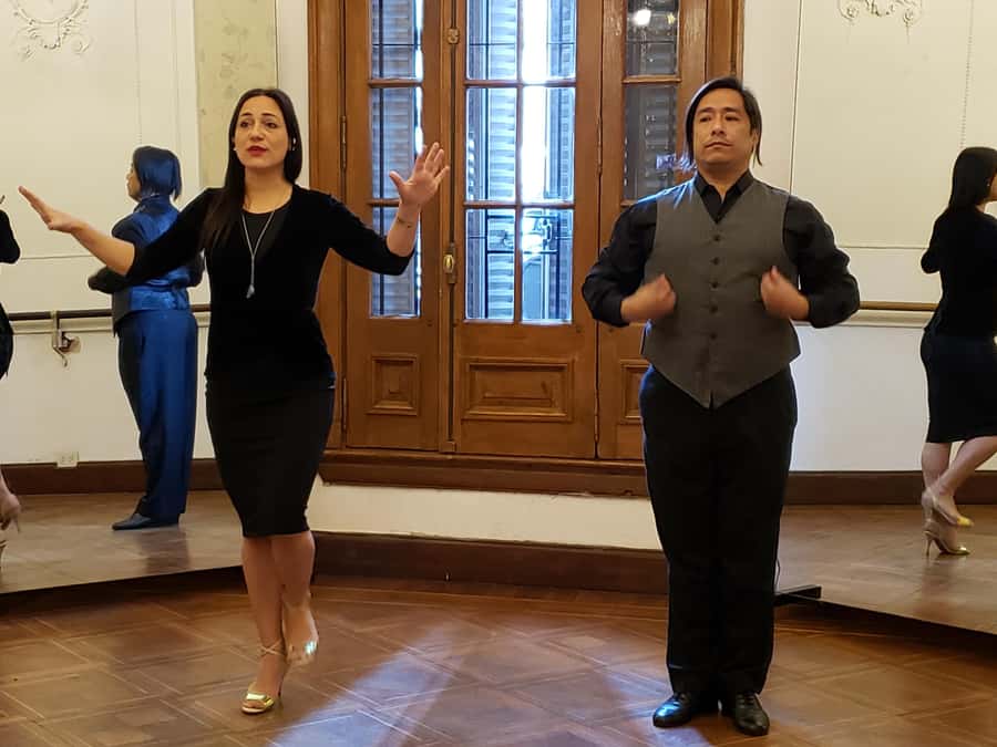 Tango Lesson in Buenos Aires with professional dancers - Watching live tango in the same school: see it, then try it